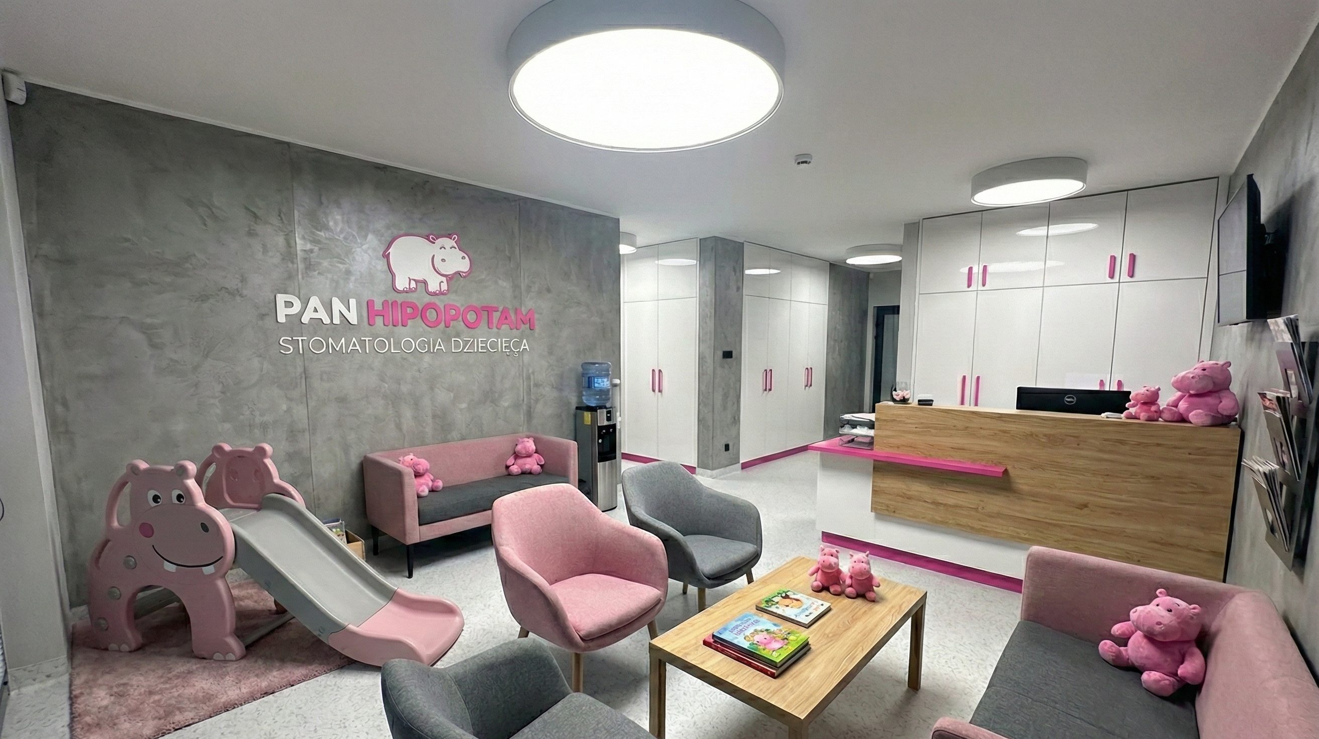 Poczekalnia z zabawkami i pluszakami